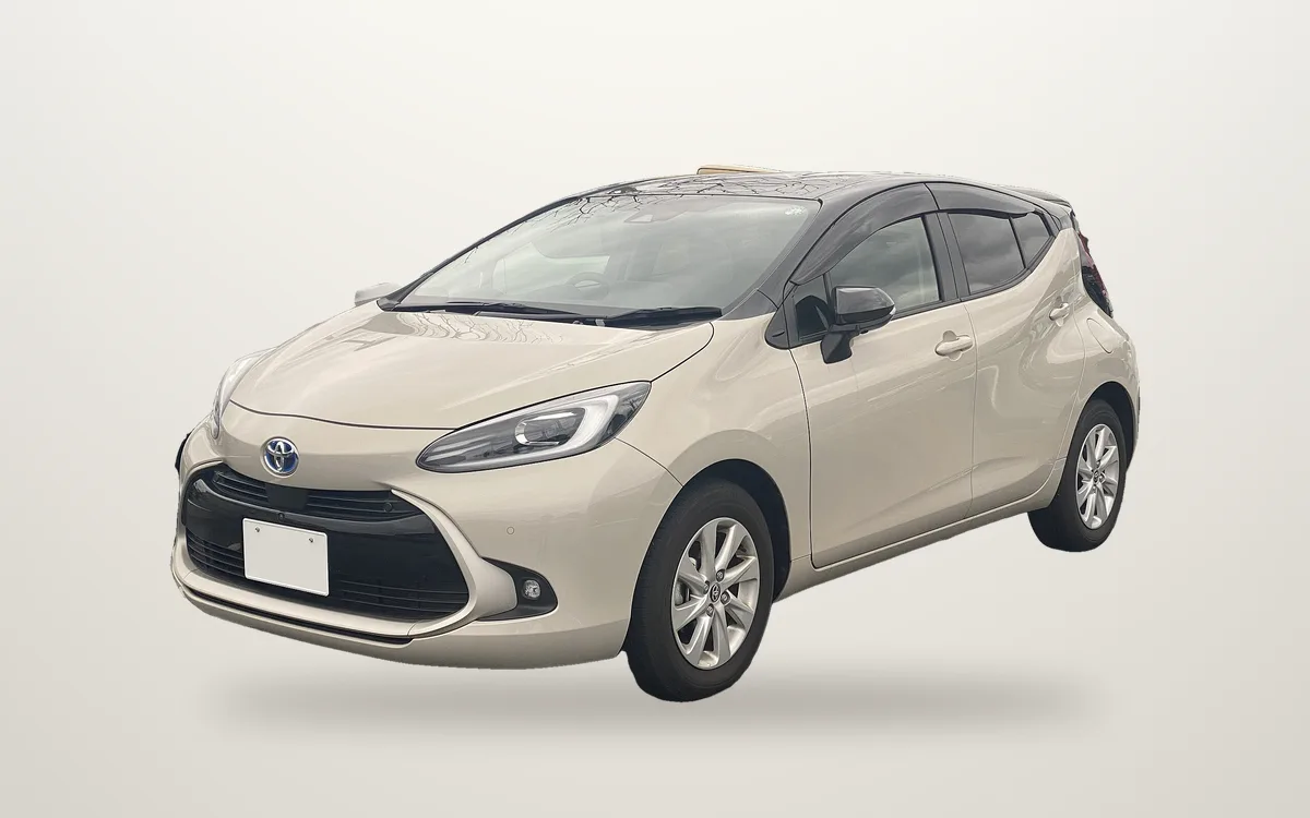 Toyota Aqua Hybrid 2022 – سيارة مدمجة للإيجار في لارنكا