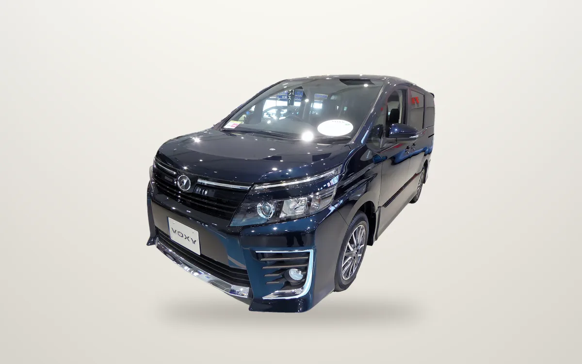 Toyota Voxy 2022 – רכב משפחתי להשכרה בלרנקה